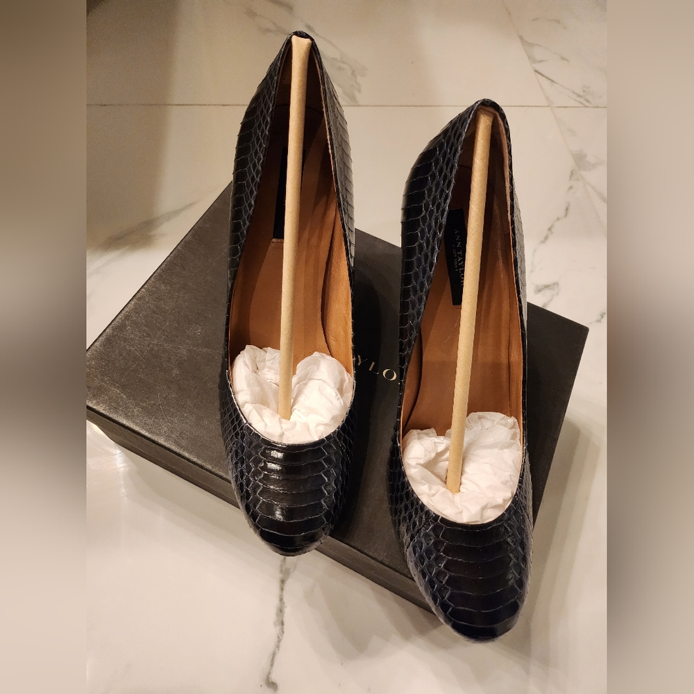 Beautiful Ann Taylor Perfect Pumps Dark Navy size 8